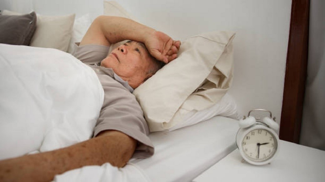 Những nguyên nhân chính gây mất ngủ ở người già và cách cải thiện