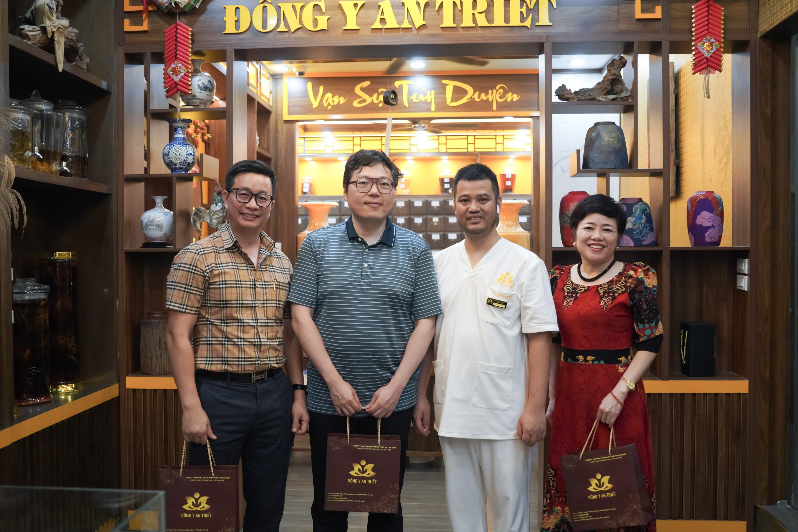TIẾP ĐÓN ĐOÀN CÔNG TÁC THỌ SINH ĐƯỜNG